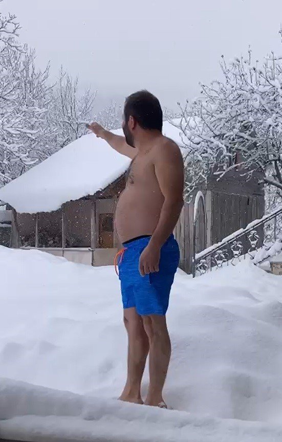 Eksi 10 Dereceyi Aldırmadan Şortuyla Karda Yüzdü