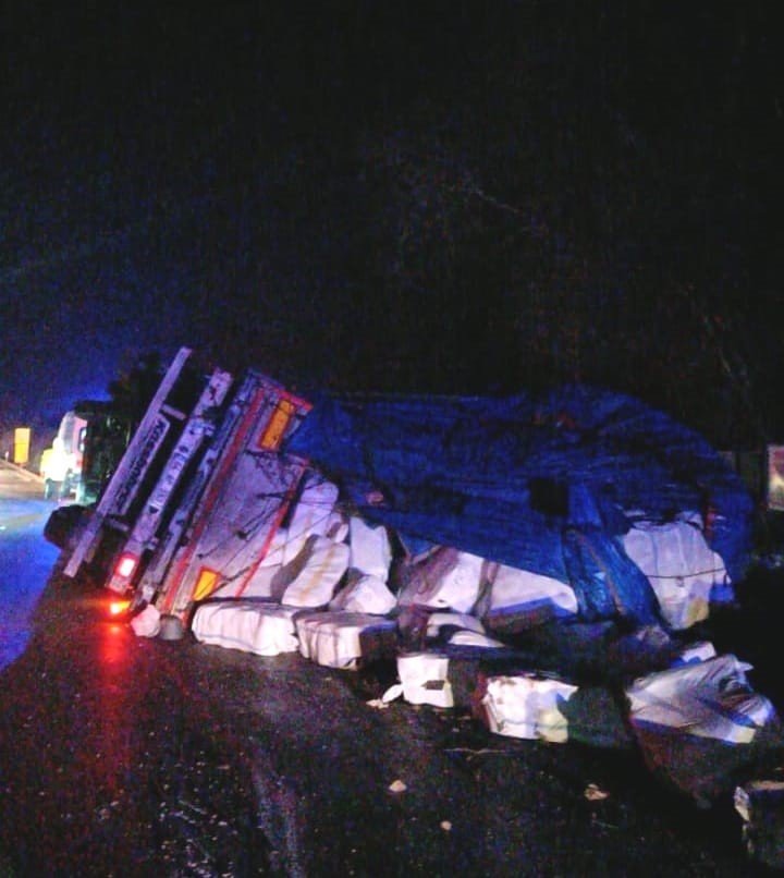 İplik Yüklü Tır Devrildi