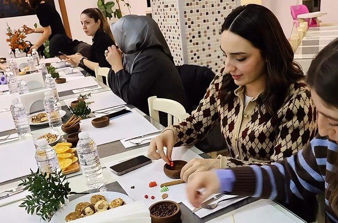 Polis Eşlerinden Dayanışma Dolu Mum Atölyesi