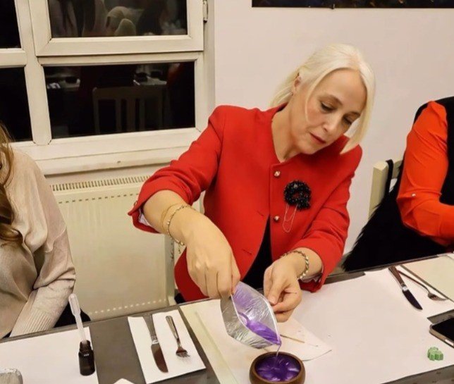 Polis Eşlerinden Dayanışma Dolu Mum Atölyesi