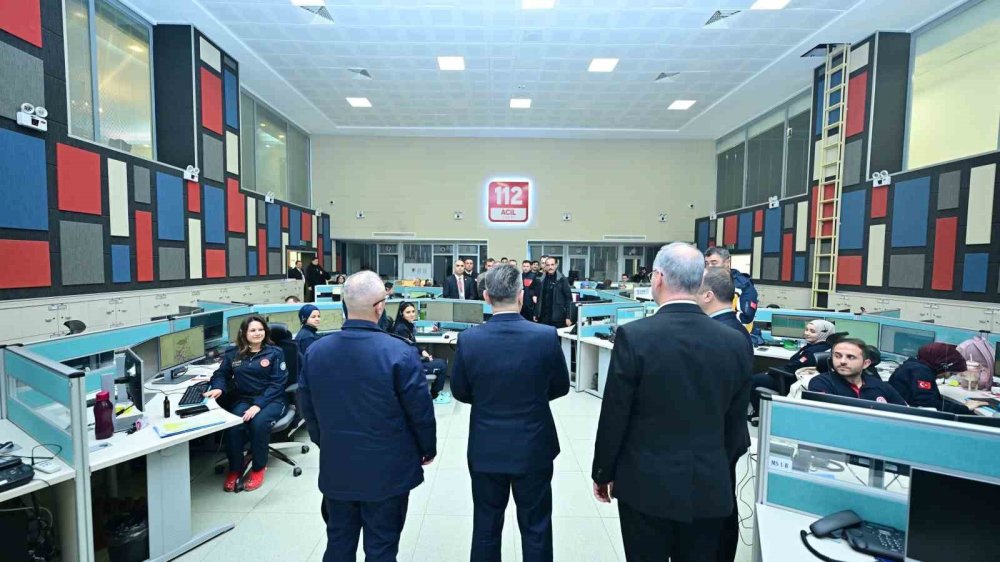 Yılbaşında Çalışan 112 Acil Çağrı Merkezi Personelini Ziyaret Etti