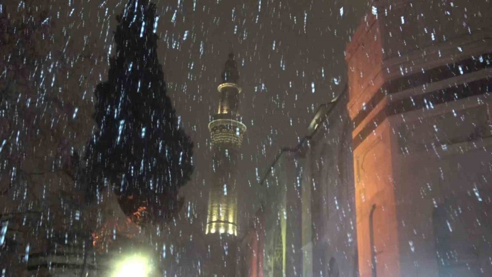 Yılın İlk Sabah Namazı Kar Altında Kılındı