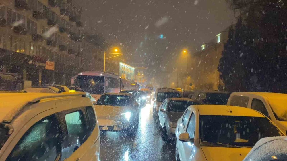 Yılın İlk Sabah Namazı Kar Altında Kılındı