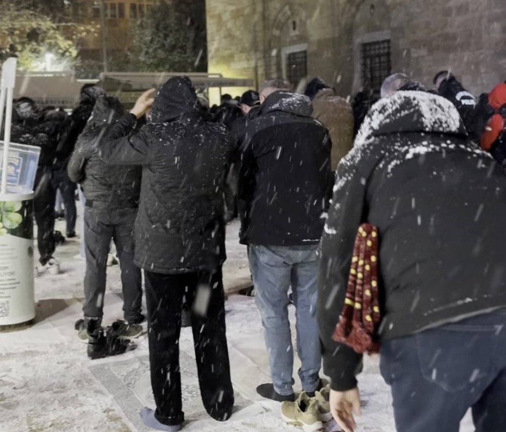 Yılın İlk Sabah Namazı Kar Altında Kılındı