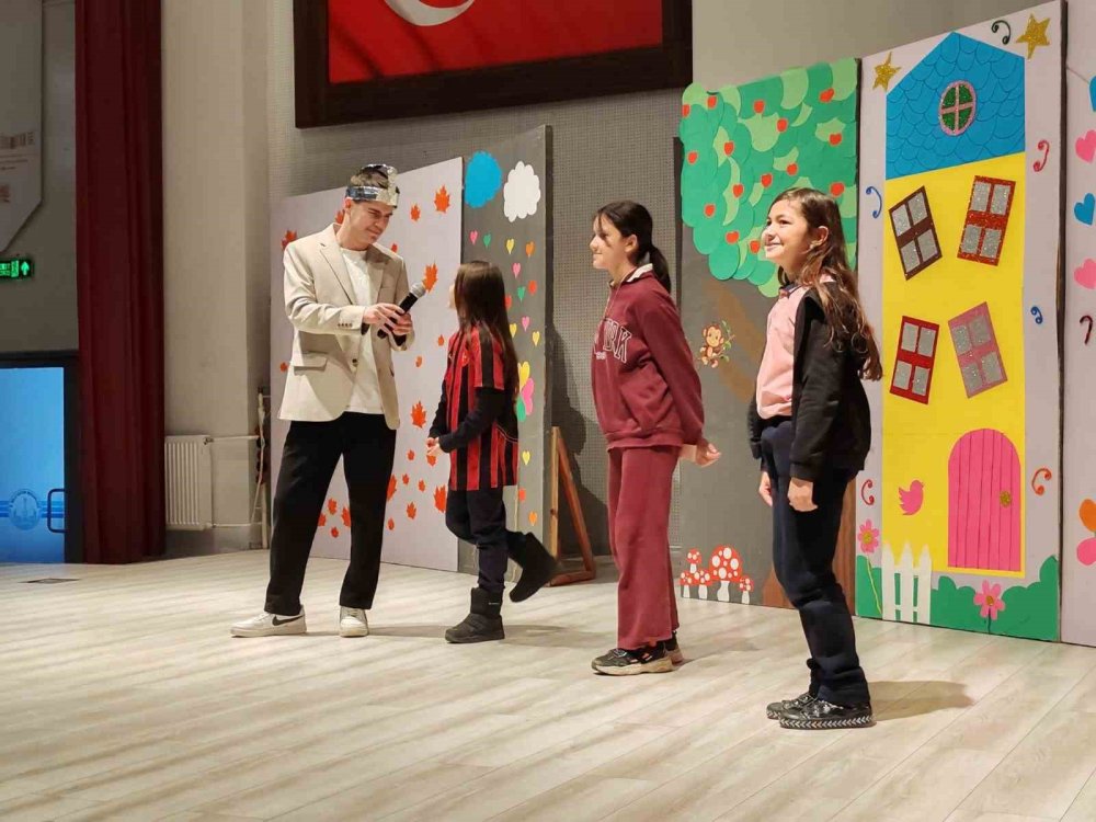 "Zamanda Aile Yolculuğu" Adlı Çocuk Tiyatrosu Son Kez Sahnelendi