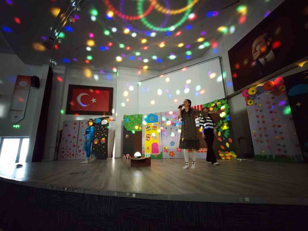 "Zamanda Aile Yolculuğu" Adlı Çocuk Tiyatrosu Son Kez Sahnelendi