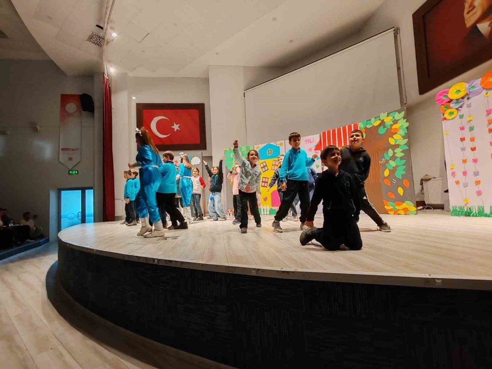 "Zamanda Aile Yolculuğu" Adlı Çocuk Tiyatrosu Son Kez Sahnelendi