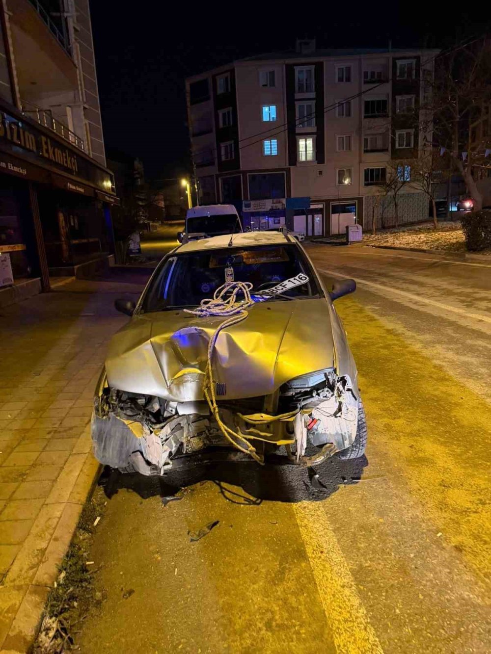 Direksiyon Hakimiyetini Kaybeden Sürücü Direğe Çarptı