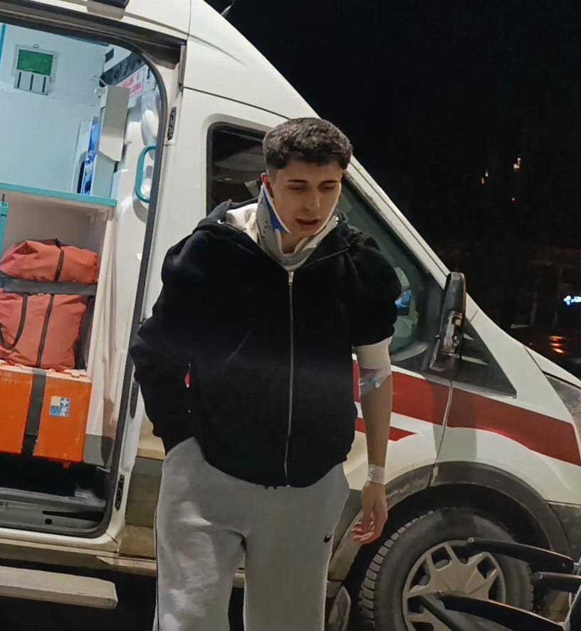 Direksiyon Hakimiyetini Kaybeden Sürücü Direğe Çarptı