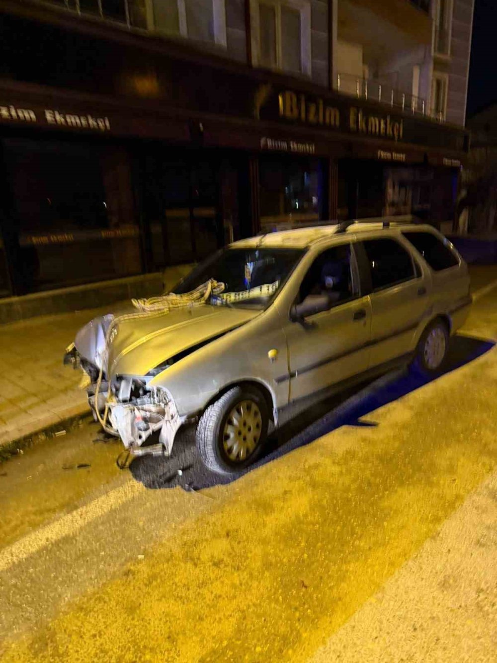 Direksiyon Hakimiyetini Kaybeden Sürücü Direğe Çarptı