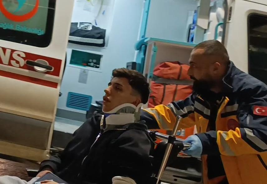 Direksiyon Hakimiyetini Kaybeden Sürücü Direğe Çarptı