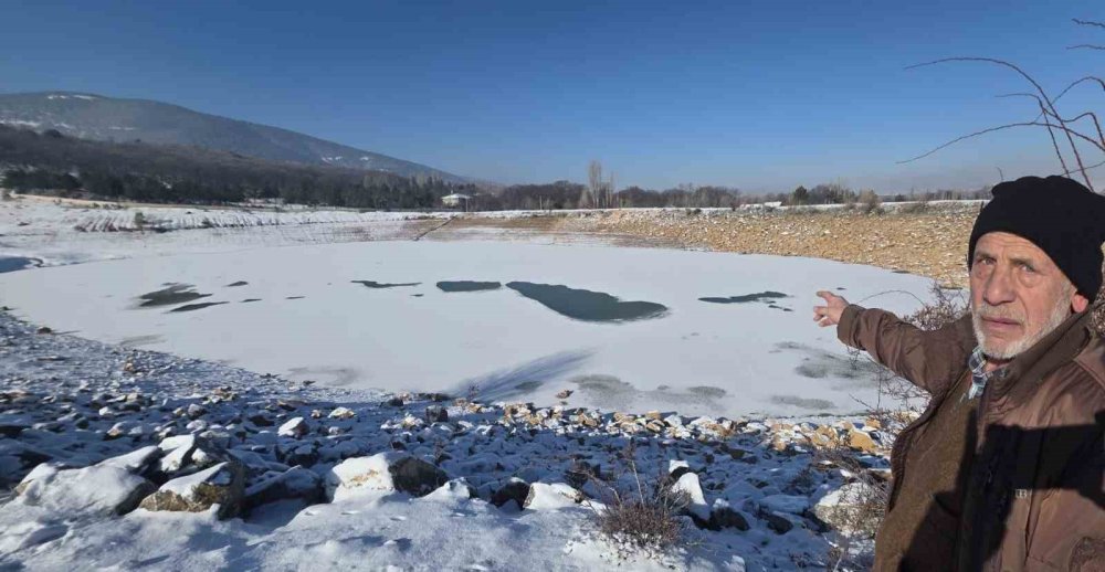 Dondurucu Soğuklar Göleti Tamamen Buzla Kapladı