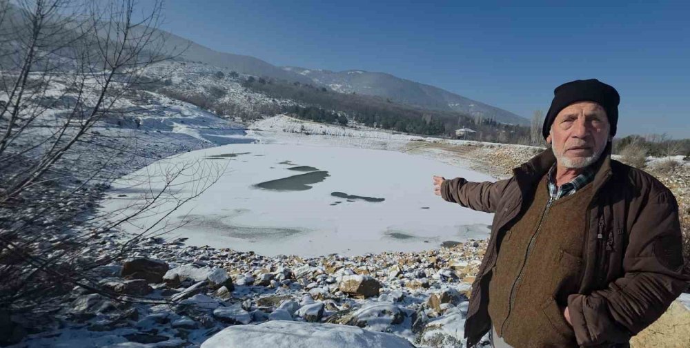 Dondurucu Soğuklar Göleti Tamamen Buzla Kapladı