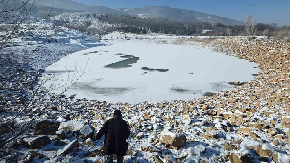 Dondurucu Soğuklar Göleti Tamamen Buzla Kapladı