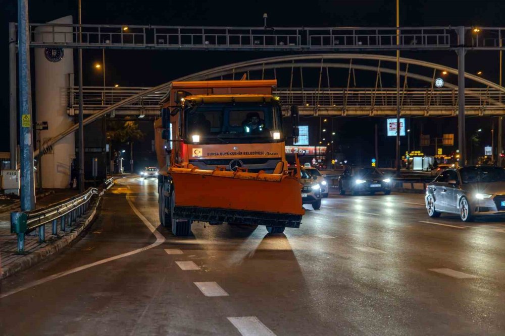 Ekiplerden Kar Mesaisi