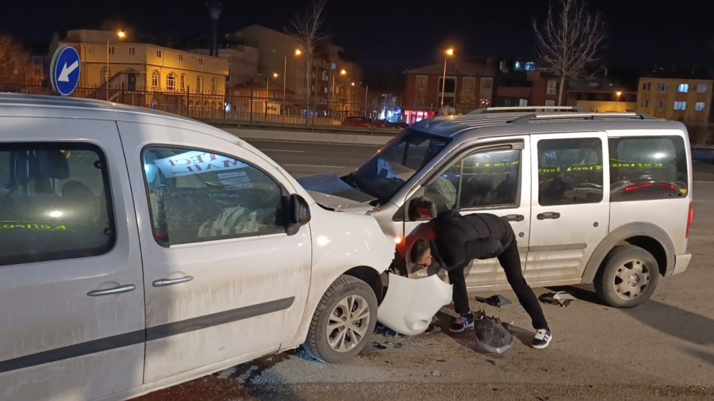 İki Araç Kafa Kafaya Çarpıştı 3 Kişi Yaralandı