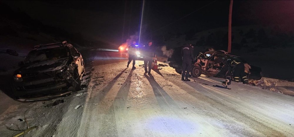 Otomobil ile pikap çarpıştı!