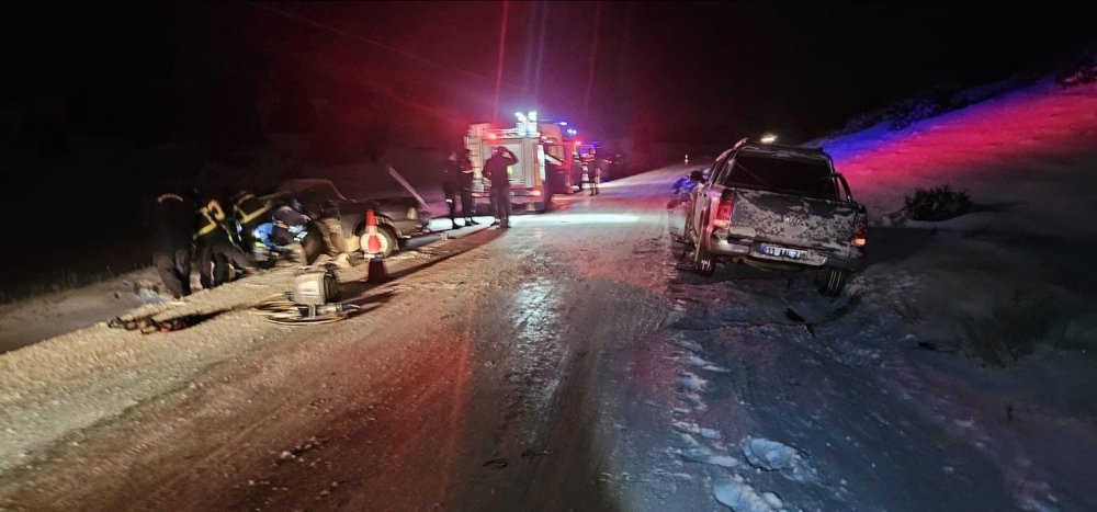 Otomobil ile pikap çarpıştı!