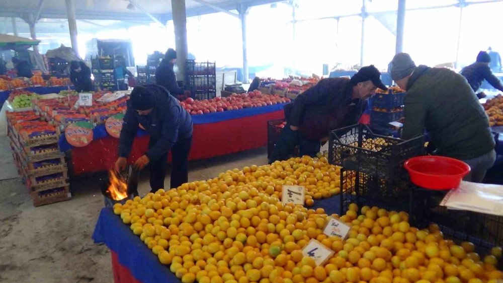 Pazarcılar Tenekede Ateş Yakarak Isınıyor