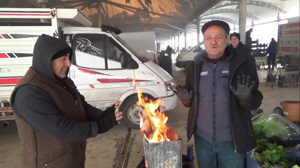 Pazarcılar Tenekede Ateş Yakarak Isınıyor