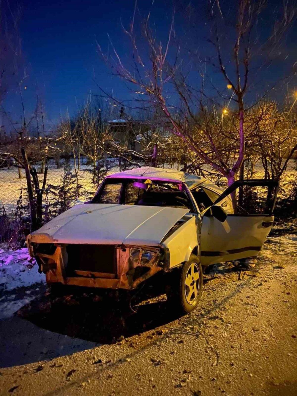 Tarlaya Uçan Otomobil Hurdaya Döndü 1 Kişi Yaralandı