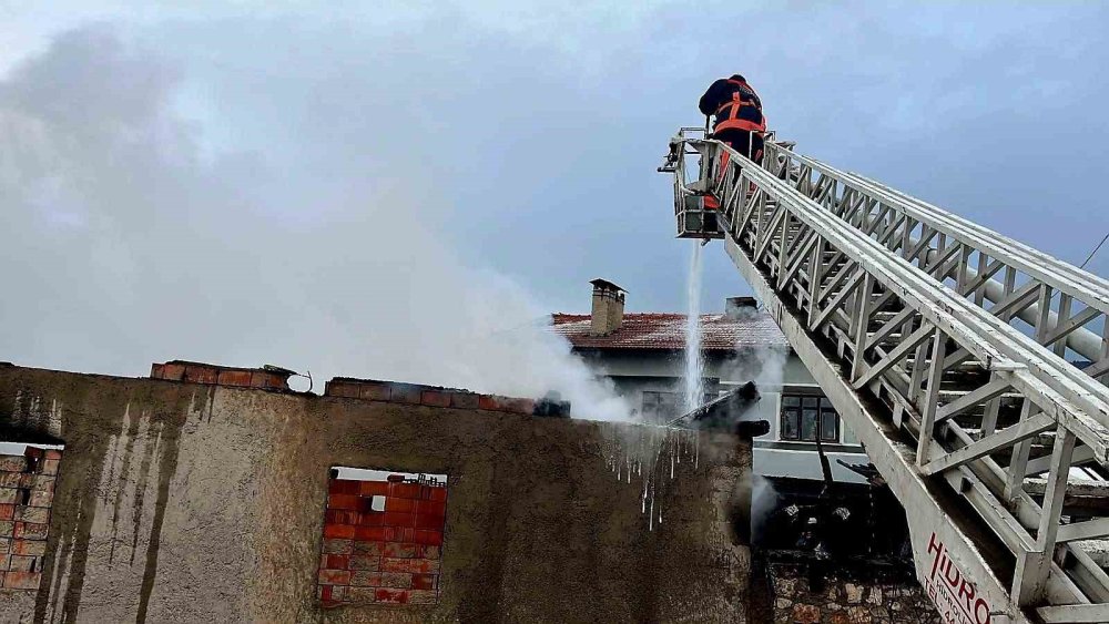 Ahır Yangını Korkuttu