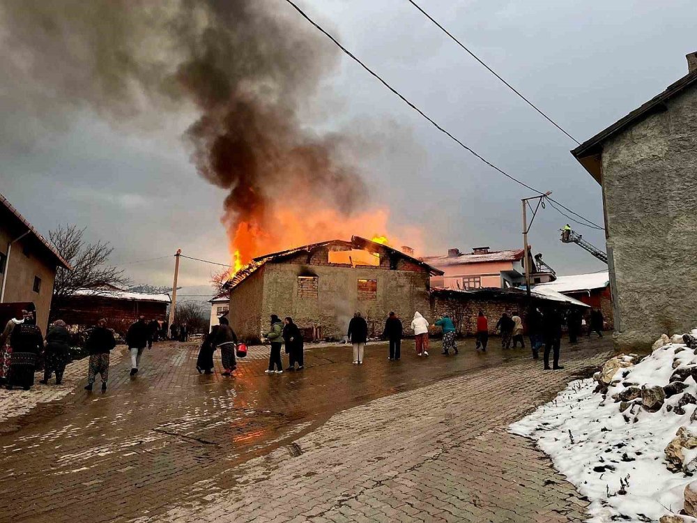 Ahır Yangını Korkuttu