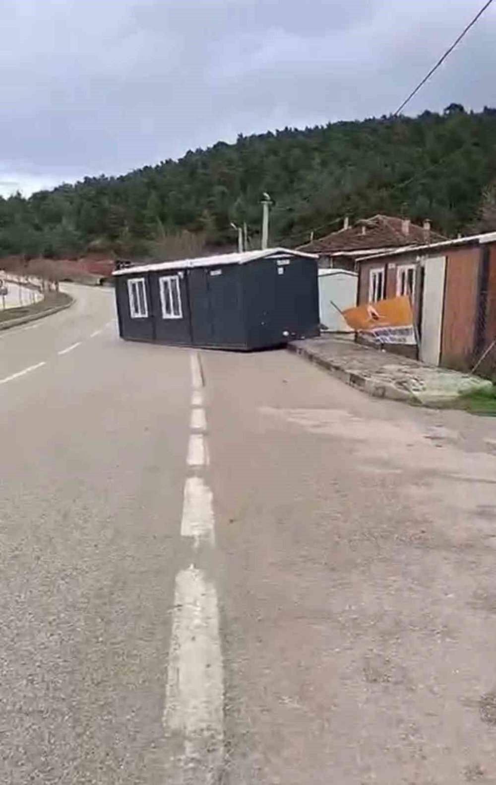 Çatı Ve Prefabrik Evler Uçtu, Ağaçlar Kırıldı