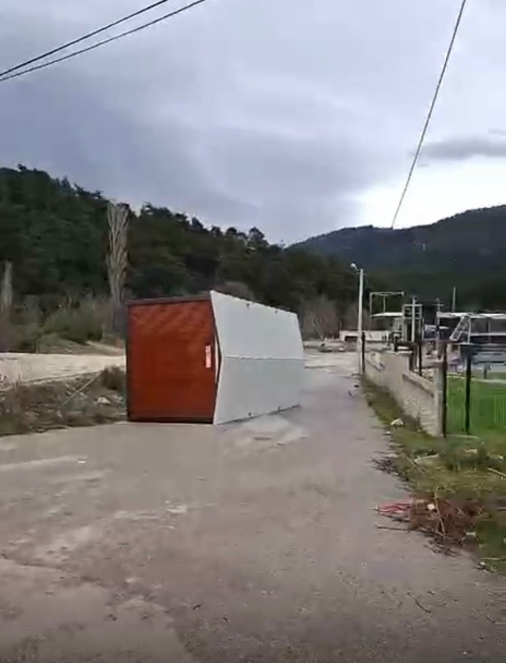 Çatı Ve Prefabrik Evler Uçtu, Ağaçlar Kırıldı