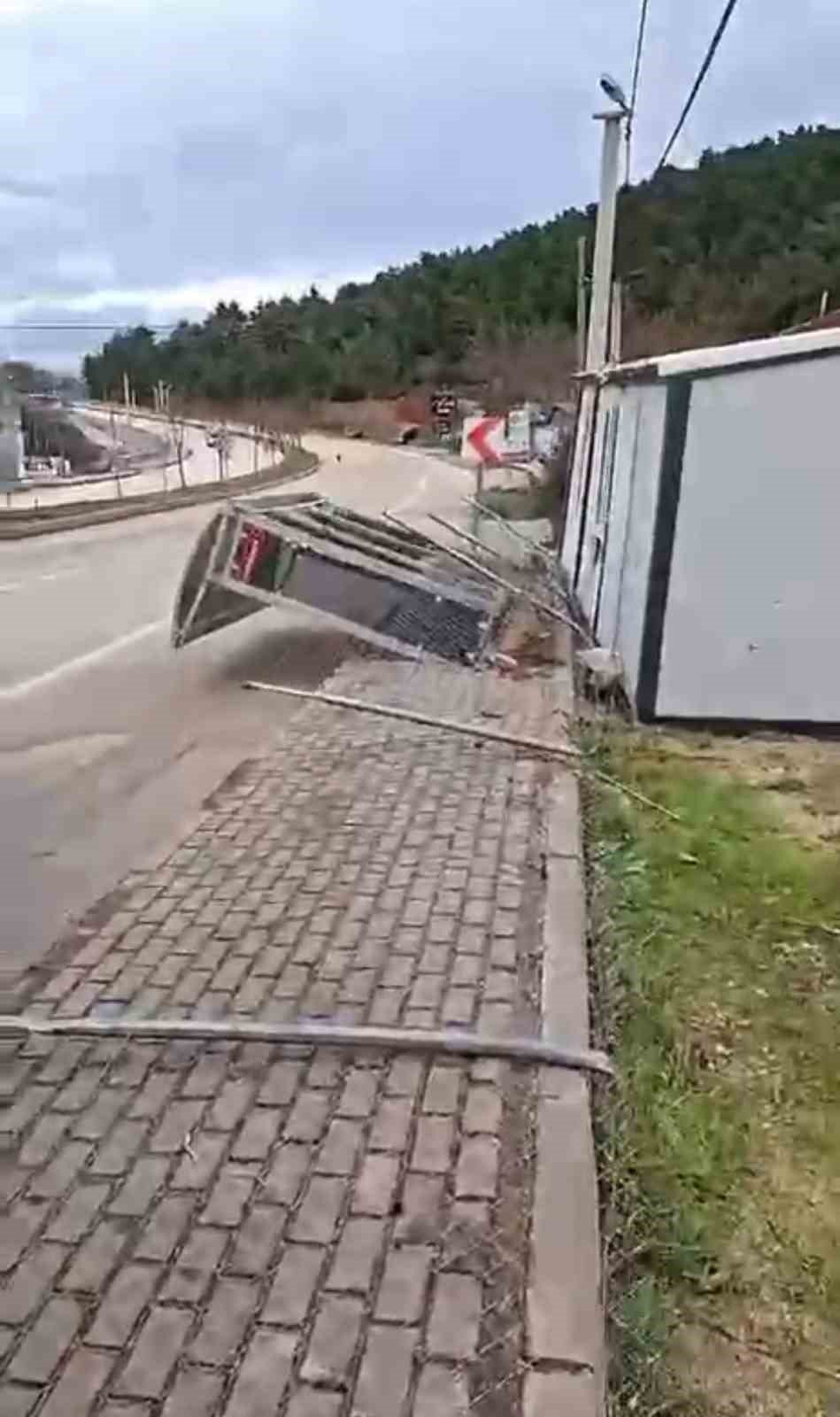 Çatı Ve Prefabrik Evler Uçtu, Ağaçlar Kırıldı
