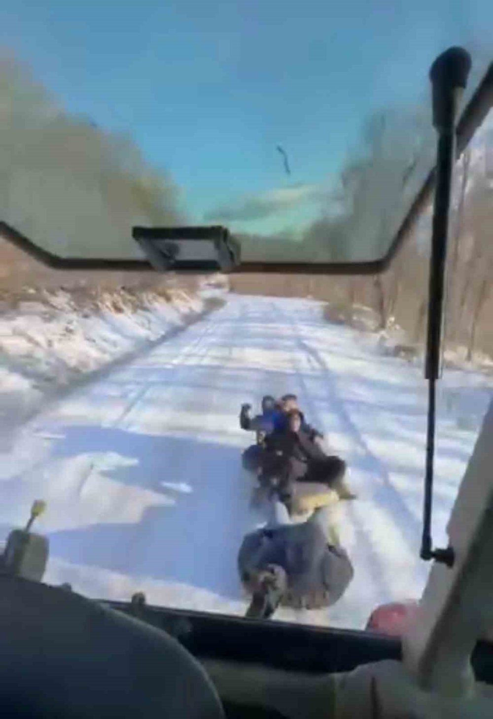 Çocuklar Traktöre Bağlanan Lastiklerle Karın Keyfini Çıkardı