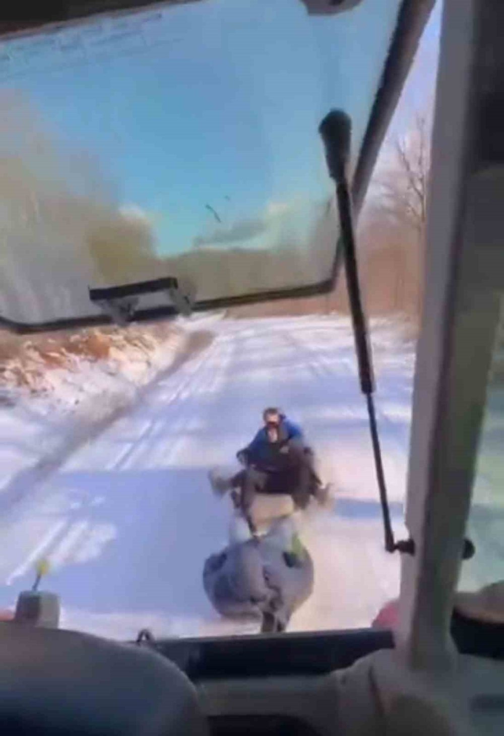 Çocuklar Traktöre Bağlanan Lastiklerle Karın Keyfini Çıkardı