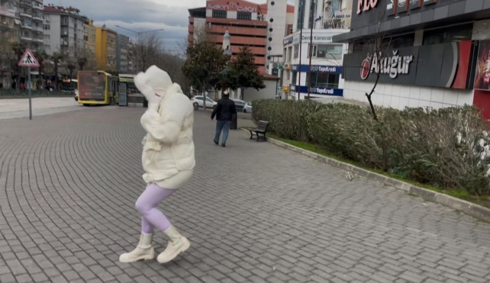 Fırtına Uçurdu...Yolda Yürümekte Güçlük Çektiler