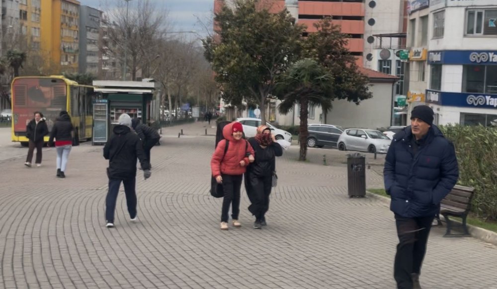 Fırtına Uçurdu...Yolda Yürümekte Güçlük Çektiler