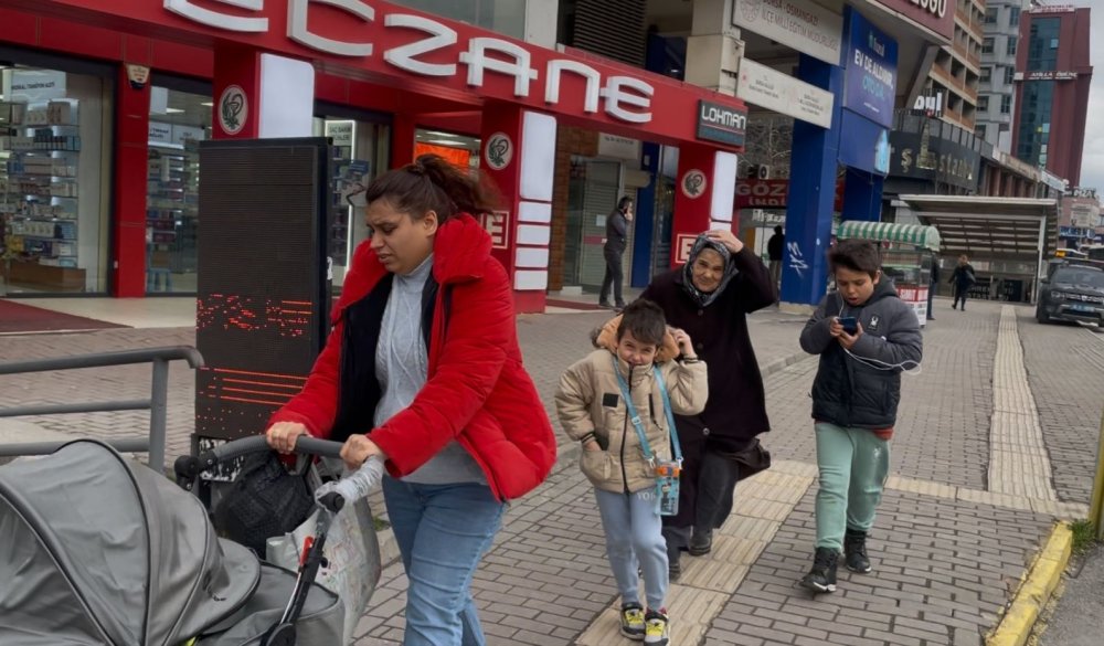 Fırtına Uçurdu...Yolda Yürümekte Güçlük Çektiler