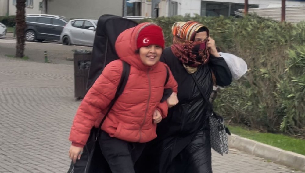 Fırtına Uçurdu...Yolda Yürümekte Güçlük Çektiler