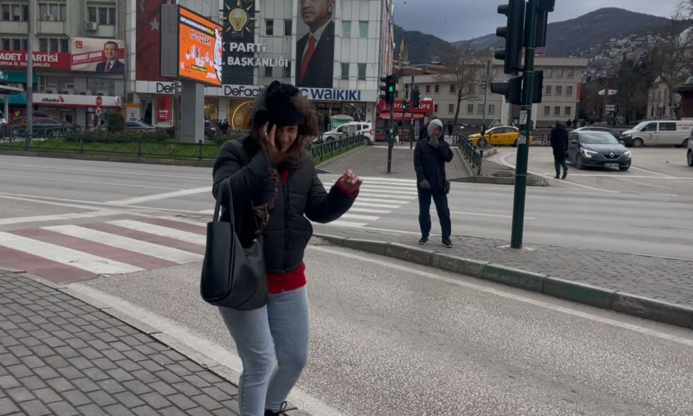 Fırtına Uçurdu...Yolda Yürümekte Güçlük Çektiler