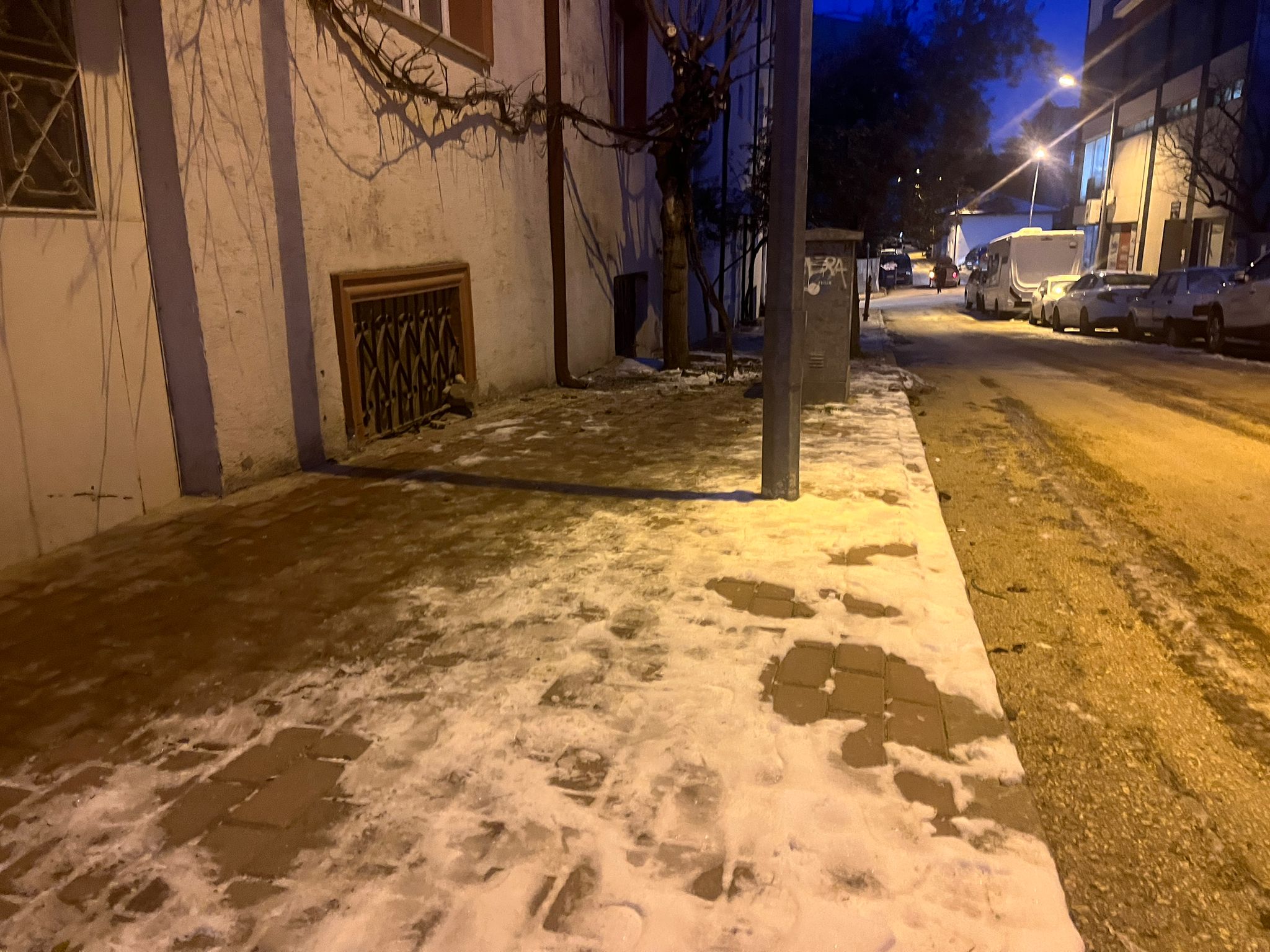 kaldirimlar-adeta-buz-pistine-dondu-1.jpeg