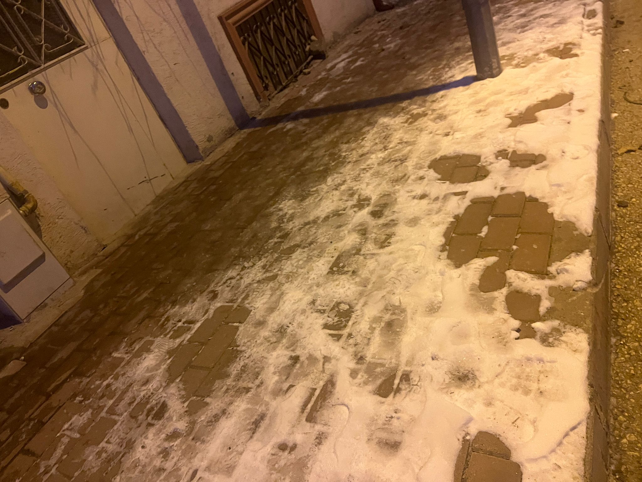 kaldirimlar-adeta-buz-pistine-dondu-3.jpeg