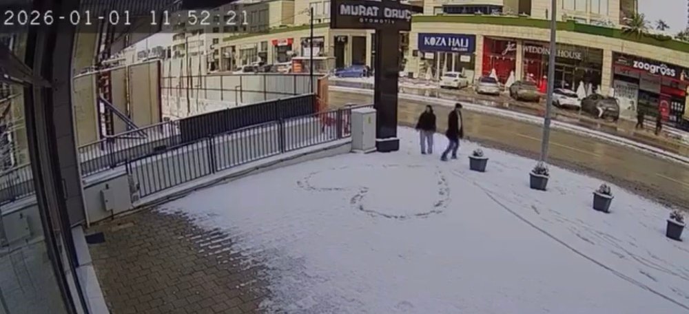 Karla Kaplanan Kaldırımda Kalp Çizdiler, Güvenlik Kamerasını İzleyenlerin İçi Isındı