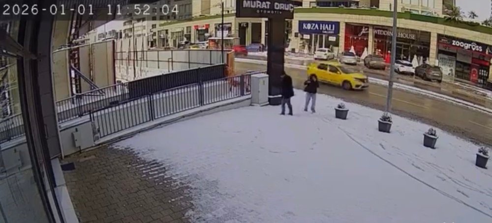 Karla Kaplanan Kaldırımda Kalp Çizdiler, Güvenlik Kamerasını İzleyenlerin İçi Isındı