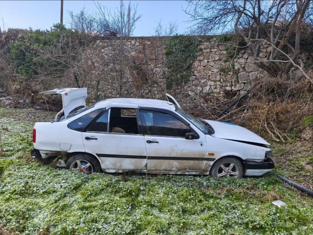 Kontrolden Çıkan Otomobil Şarampole Uçtu