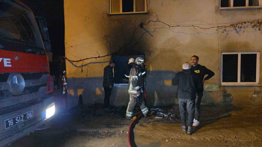 2 Katlı Evde Çıkan Yangın Korkuttu