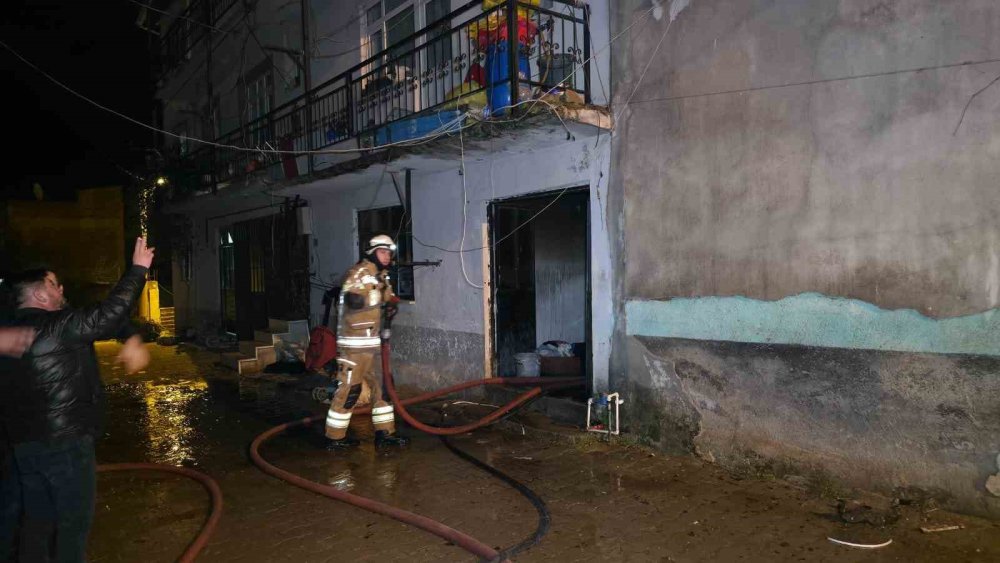 2 Katlı Evde Çıkan Yangın Korkuttu