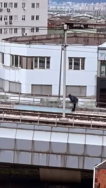 Bursa'da Rüzgarın Kopardığı Tabela Metro Hattına Düştü