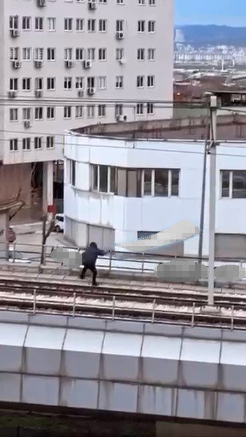 Bursa'da Rüzgarın Kopardığı Tabela Metro Hattına Düştü