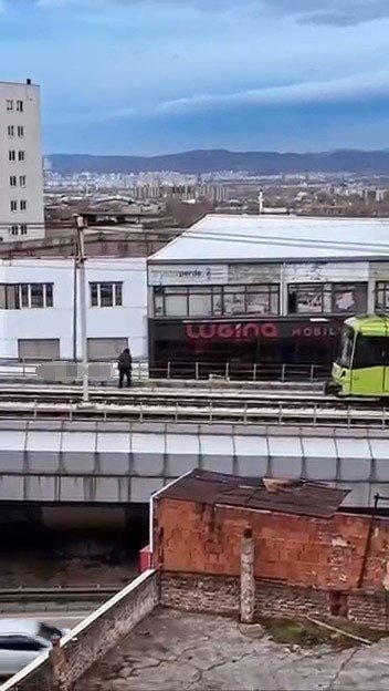 Bursa'da Rüzgarın Kopardığı Tabela Metro Hattına Düştü