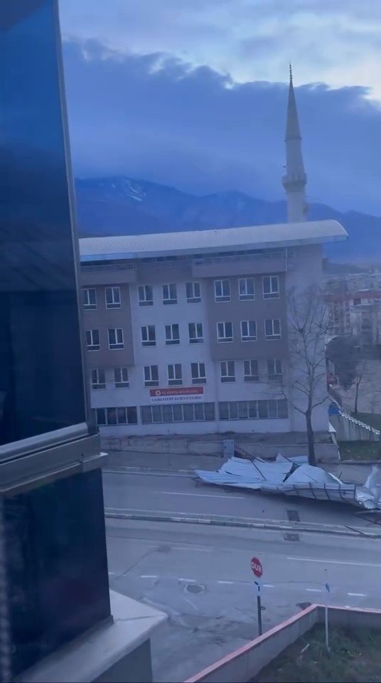 Cami’nin Çatısı Uçtu