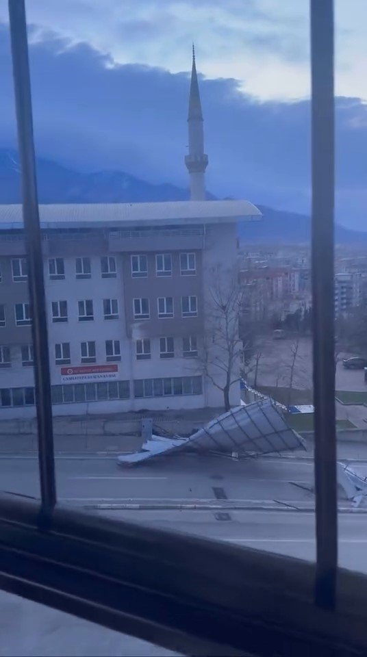 Cami’nin Çatısı Uçtu