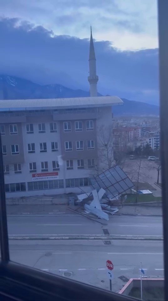 Cami’nin Çatısı Uçtu